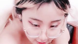 【69堂免费视频】无毛逼逼掰穴特写，手指口交猛操大屁股