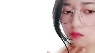 【69堂免费视频】极品眼镜妹 清纯甜美 黑丝制服超诱惑 挑逗大屌炮友各种姿势啪啪啪 小穴挺粉