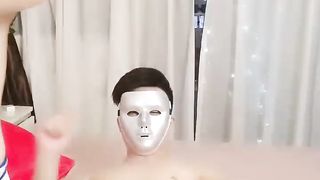 【69堂免费视频】长相清纯娇小身材嫩妹足球宝贝装品牌，脱掉衣服翘起屁股露肥逼