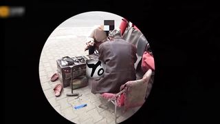 【69堂免费视频】【极限勾引】小姐姐闹市街区修鞋，唠嗑露出鲍鱼勾引修鞋大爷