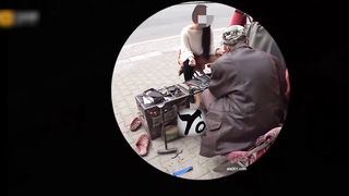 【69堂免费视频】【极限勾引】小姐姐闹市街区修鞋，唠嗑露出鲍鱼勾引修鞋大爷