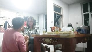 【69堂免费视频】【淫妻出轨】良家人妻和奸夫聊天谈心，喝到微醺上床激情开操