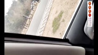 【69堂免费视频】打开车窗人来人往，坚持不了几分钟就射了
