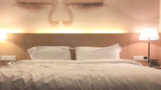 【69堂免费视频】单纯短发学妹穿着超短裙约炮，被大鸡巴猛男按住爆操淫水四溢