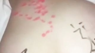 【69堂免费视频】大一双马尾学生妹超级反差，爸爸的小母狗被狠狠调教喝尿