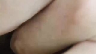 【69堂免费视频】父女乱伦事件。刚成年女儿放假回家为多要点生活费挑脱衣舞，被亲爹爆操内射