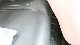 【69堂免费视频】窗外人来人往，车内无套内射骚逼，刺激