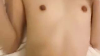 【69堂免费视频】表妹高考在考场附近酒店订的房间，表妹直接在我面前换衣服，我是时候让她见识一下社会的险恶了