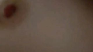 【69堂免费视频】趁表姐睡觉偷袭，内射太爽了