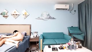 【69堂免费视频】高清拍摄甜美少妇  聊聊天沙发床上轮换着操 抬腿抽插抱着屁股骑坐 扶着腰往上顶非常耐操