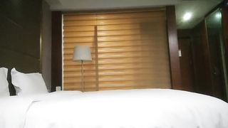 【69堂免费视频】先调情再洗澡 扣逼水声哗哗张开双腿舔逼 被操啊啊叫好喜欢