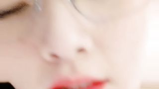 【69堂免费视频】高颜值清纯欲女约啪大哥，全程露脸舔鸡巴的时候都要看着镜头，主动上位求插让大哥各种蹂躏爆草，浪叫呻吟