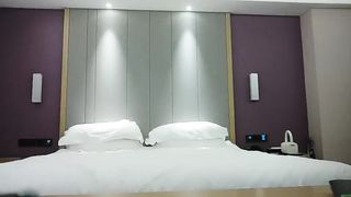 【69堂免费视频】今晚高素质御姐型外围女，舔弄大屌硬了坐上了自己动，侧入猛操边揉奶子，操到高潮嗯嗯呻吟