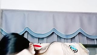 【69堂免费视频】大屁股气质大学生美眉和男友拿着单反机开房自拍