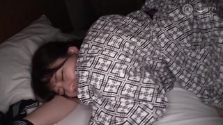 【69堂免费视频】无情地玩弄她的乳头时，大量的爱液从她的阴户中溢出