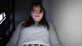 【69堂免费视频】蹲下来插入一个超大的肛塞，然后蒙上眼睛准备了两个大黑鸡巴