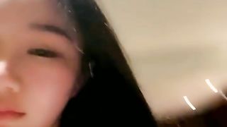 【69堂免费视频】酒店被大哥爆操，翘起屁股滴蜡，坐在椅子上操，极品美臀后入撞击，被大哥随意玩弄