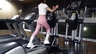 【69堂免费视频】健身房瑜伽裤美女发骚没想到还有这一面