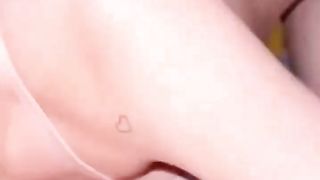 【69堂免费视频】反差小姨妈_这么急吗？公共卫生间直接开搞，清纯颜值反差表情看着也太爽了