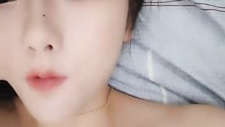 【69堂免费视频】新人甜美骚妹我摸奶子你摸我逼，翘起屁股扭动露小骚逼，特写舔屌口交硬了骑上来，边操边柔捏奶子