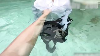 【69堂免费视频】JK制服泳池展示少女的湿身诱惑，没有学会游泳反倒在泳池里被强行中出。在肉棒的抽插中渐入佳境