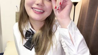 【69堂免费视频】并深深地把另一根鸡巴深深地插进了她的喉咙里