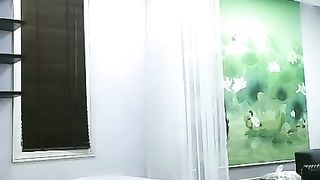 招嫖達人星級酒店開房現場直播高價約了個越南混血妹子 吹簫胸推漫遊抱起來操幹得直叫求饒 太猛了 國語對白