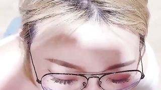 【69堂免费视频】露脸性爱私拍_第一次戴着眼镜被大鸡巴抽插真的好反差