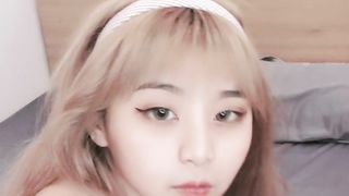 【69堂免费视频】娇小可爱的小黄毛妹子，颜值很高奶子很大跟大鸡巴哥激情啪啪，口交大鸡巴主动上位抽插，浪叫呻吟跟狼友撩骚