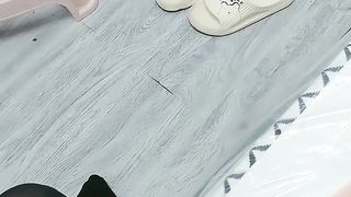 【69堂免费视频】清纯乖巧邻家妹妹，紧致嫩穴被大屌干，塞入小穴猛干，妹妹爽的不行，翘起屁股后入，双腿肩上扛，狠狠猛干