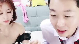 【69堂免费视频】短发气质女神，豹纹开裆内裤，翘起屁股灌肠，自己抹_水骑乘位，震动棒拉珠，双洞齐开玩穴