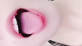 【69堂免费视频】淫荡眼镜小骚货一线天无毛馒头B足交