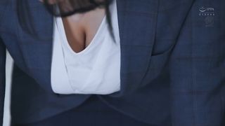 【69堂免费视频】已婚秘书在充满汗水和亲吻的总裁办公室中出性爱。_拥有猥亵L罩杯和甜美面孔的秘书出现。_庵ひめか_1