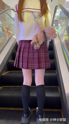 【69堂免费视频】拼顺风车邂逅的一个JK眼镜小妹_先夸她的小熊背包很可爱,然后约她一起吃个饭,最后让我免费操