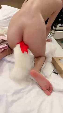 【69堂免费视频】蜜桃妹妹被男友扒下裤子，肛塞菊花，掏出JB操无毛嫩穴