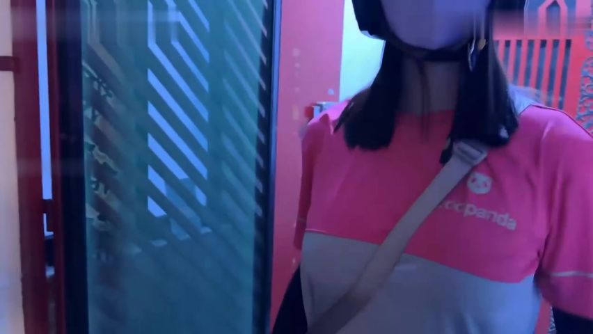 【69堂免费视频】女外送员遇上了钱没带够的小白脸，他该怎么做才能付清这笔费用？