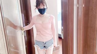 【69堂免费视频】合租男女_爱的初体验，退下女神瑜伽裤暴力后入翘臀，美腿尤物抱在怀里爆操