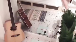 【69堂免费视频】撩起头发跪地吃屌，翘起蜜桃美臀后入，第一视角抽插，无毛美穴一顿操