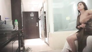 【69堂免费视频】干过会所全套服务，抹上精油大白美乳背后摩擦，磨屁股深喉口交大屌，骑乘后入抽插猛操