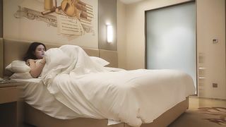 【69堂免费视频】极品网红妹，还是个人工白虎，一线天，暴插尤物激情四射