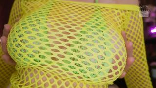 【69堂免费视频】他无情地玩弄着她的乳房和乳头，让她感到不情愿