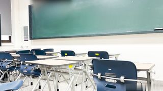 【69堂免费视频】刚下课看到没人就和女朋友直接做爱了