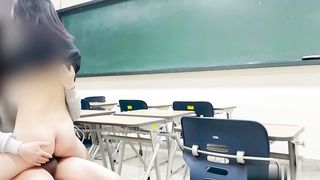 【69堂免费视频】刚下课看到没人就和女朋友直接做爱了