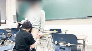 【69堂免费视频】刚下课看到没人就和女朋友直接做爱了