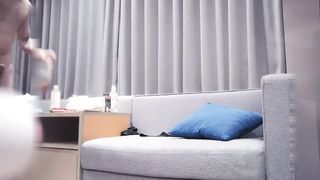 【69堂免费视频】极品高颜值衬衣牛仔裤妹子，沙发上摸逼调情口交抬腿抽插再到床搞