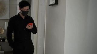 【69堂免费视频】瑜伽裤女外卖员送餐时被男客户强上