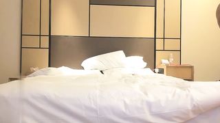 【69堂免费视频】约了个性感黑帽妹子，舌吻摸奶调情口交后入大力猛操