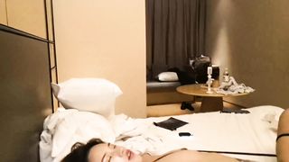 【69堂免费视频】纹身骚鸡在酒吧被捡尸，扒光衣服玩内射