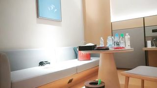 【69堂免费视频】长相甜美白色T恤妹子，近距离特写扣弄一线天粉穴，后入抽插表情清晰可见