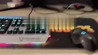 【69堂免费视频】Loeftart_一边玩游戏_一边清纯校花口爆，小骚货太敏感了_小穴一模就喷水了！太反差了